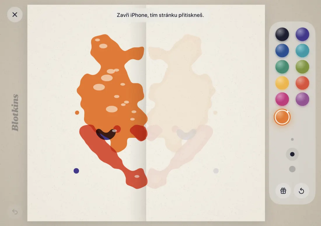 iPhone Duo: inkoust na levé polovině stránky, vpravo čeká zrcadlový obraz